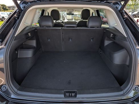 Certified 2025 Volkswagen Tiguan SE w/ Panoramic Sunroof Package AWD/4WD image 18