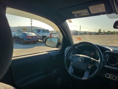 Used 2019 Toyota Tacoma TRD Off-Road image 15