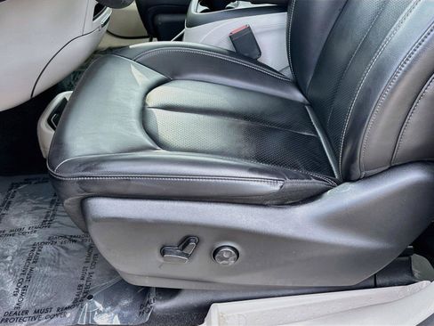 Used 2023 Chrysler Pacifica Touring-L FWD image 18