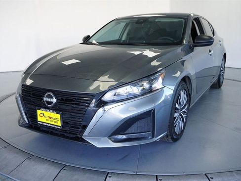 Used 2025 Nissan Altima 2.5 SV FWD image 3