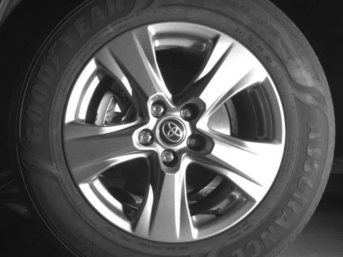 Used 2025 Toyota RAV4 XLE AWD/4WD image 32