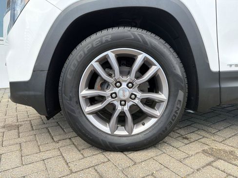 Used 2023 GMC Terrain SLT AWD/4WD image 10