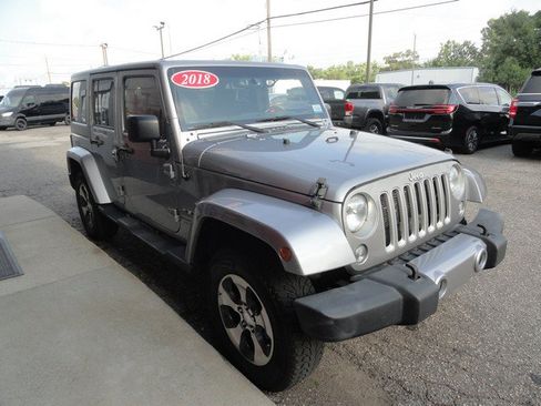 Used 2018 Jeep Wrangler Unlimited Sahara w/ Connectivity Group AWD/4WD image 5