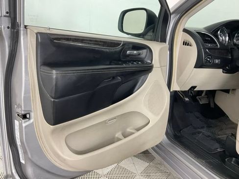 Used 2016 Chrysler Town & Country Touring FWD image 10