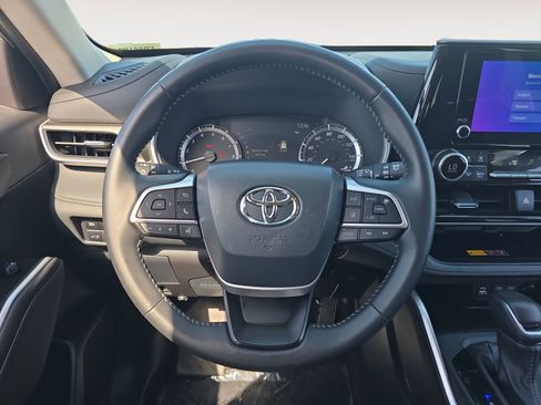 Certified 2025 Toyota Highlander XLE AWD/4WD image 12