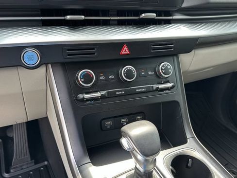Used 2024 Kia Carnival LX FWD image 27