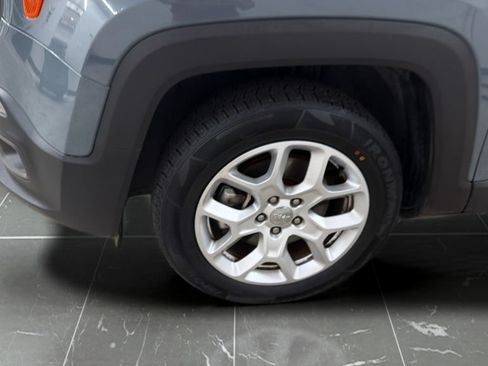 Used 2018 Jeep Renegade Latitude w/ UConnect 8.4 Nav Group FWD image 25