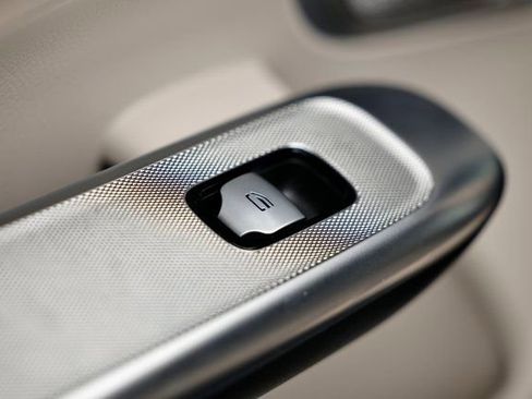 Used 2024 Mercedes-Benz GLC 300 4MATIC image 24
