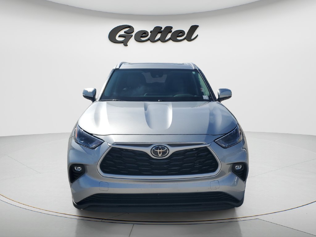 Used 2025 Toyota Highlander XLE AWD/4WD image 2