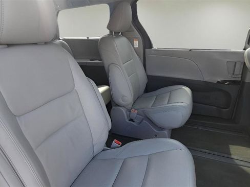 Used 2017 Toyota Sienna XLE Premium w/ Outdoor Package AWD/4WD image 33