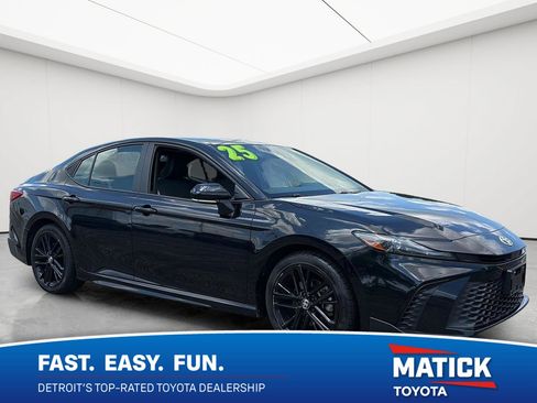 Used 2025 Toyota Camry SE FWD image 1