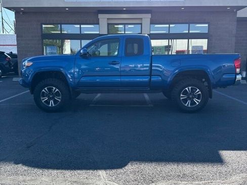 Used 2017 Toyota Tacoma SR5 w/ Tow Package AWD/4WD image 2