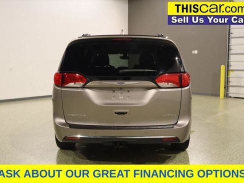 Used 2018 Chrysler Pacifica Limited w/ Tire & Wheel Group FWD image 7