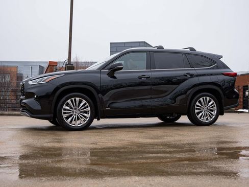 Used 2023 Toyota Highlander Platinum image 3