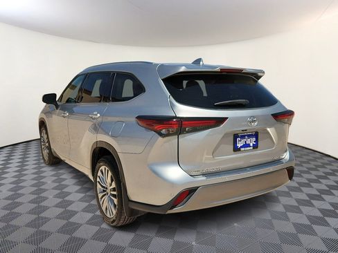 Used 2024 Toyota Highlander Platinum FWD image 3