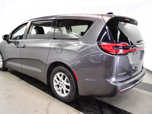 Used 2023 Chrysler Pacifica Touring-L image 5