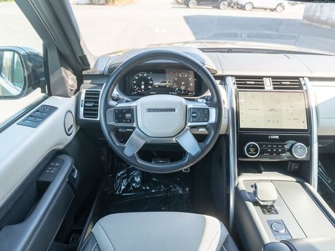 Used 2023 Land Rover Discovery Metropolitan Edition AWD/4WD image 13