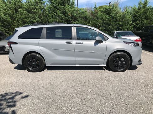 Certified 2025 Toyota Sienna XLE Woodland Edition AWD/4WD image 9