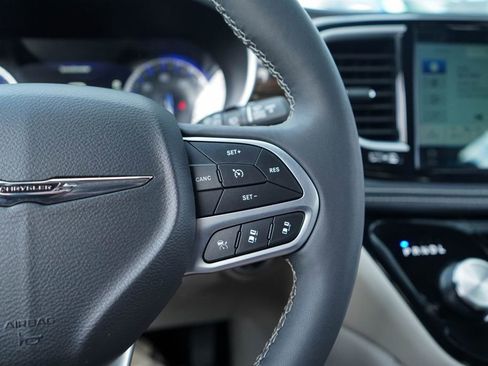 Used 2024 Chrysler Pacifica Limited image 26