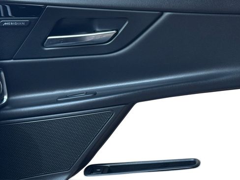 Used 2019 Jaguar XE Premium RWD image 43