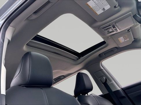 Used 2020 Toyota Highlander XLE image 28