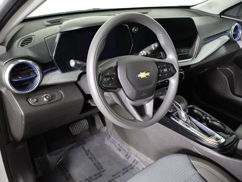 Used 2025 Chevrolet Trax LT FWD image 23