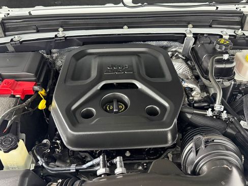 Used 2025 Jeep Wrangler Unlimited Sahara AWD/4WD image 36