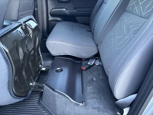 Used 2018 Toyota Tacoma TRD Off-Road w/ Technology Package AWD/4WD image 23