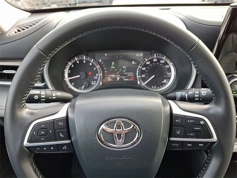 Certified 2024 Toyota Highlander XLE image 20