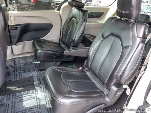 Used 2023 Chrysler Pacifica Touring-L FWD image 11