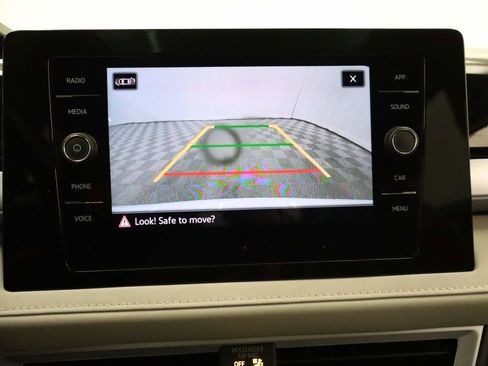 Used 2025 Volkswagen Taos SE w/ Panoramic Sunroof Package image 11