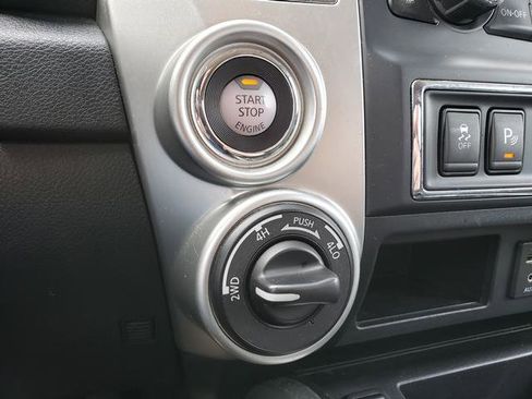 Used 2017 Nissan Titan SV AWD/4WD image 26