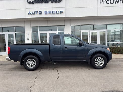 Used 2016 Nissan Frontier SV image 2