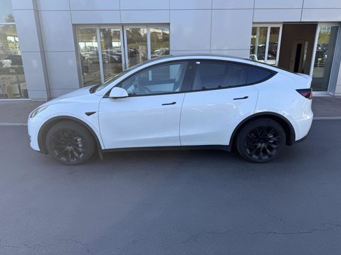 Used 2022 Tesla Model Y Long Range AWD/4WD image 2