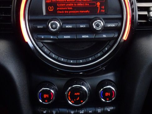 Used 2016 MINI Cooper 4-Door Hardtop image 16