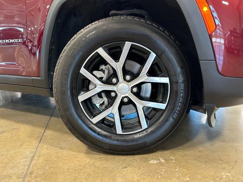 Used 2024 Jeep Grand Cherokee Limited RWD image 10