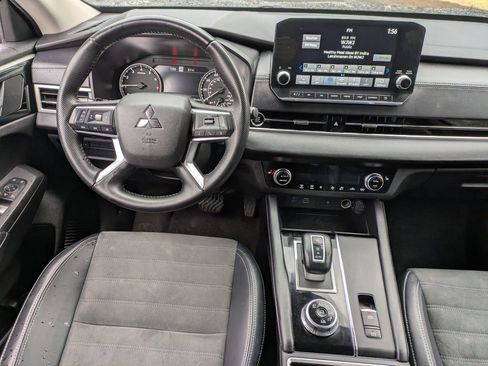 Used 2024 Mitsubishi Outlander SE image 17