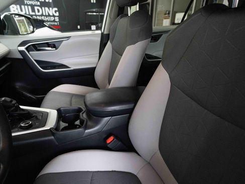 Used 2020 Toyota RAV4 XLE w/ Carpet Mat Package AWD/4WD image 10