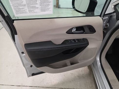 Used 2024 Chrysler Pacifica Touring-L image 11