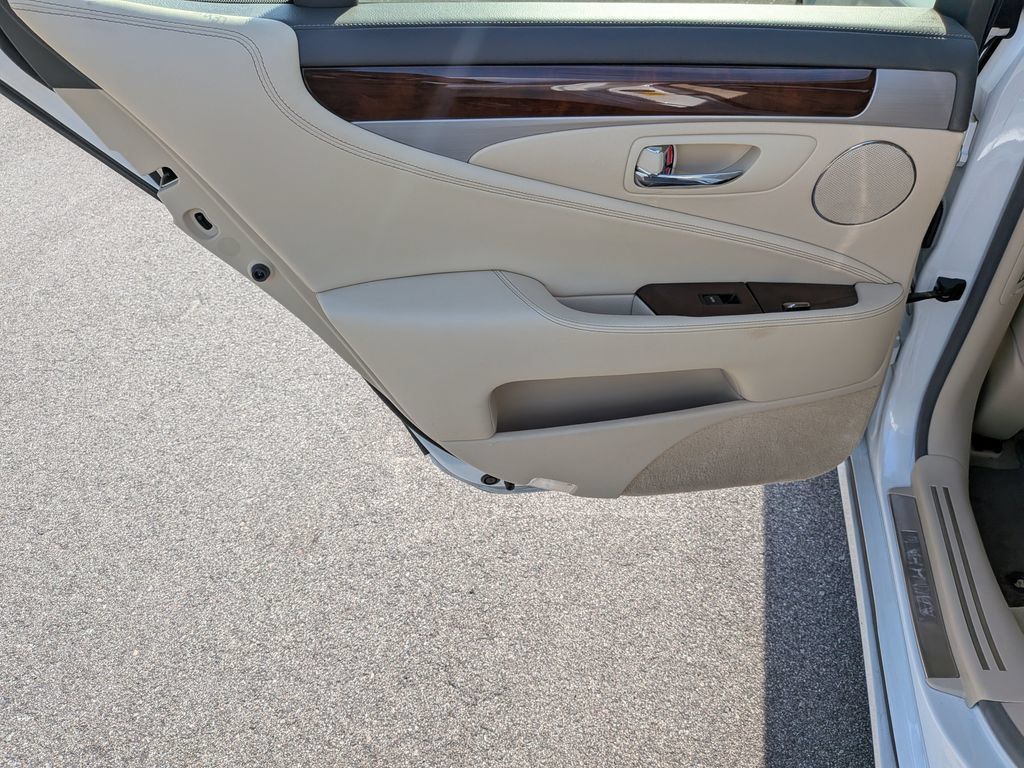 Used 2013 Lexus LS 460 w/ Comfort Pkg RWD image 23