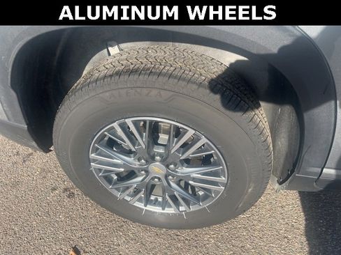 Used 2025 Chevrolet Traverse LT image 12