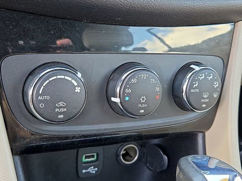 Used 2011 Chrysler 200 Limited FWD image 20