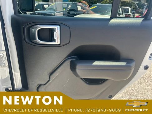 Used 2025 Jeep Gladiator Sport AWD/4WD image 27