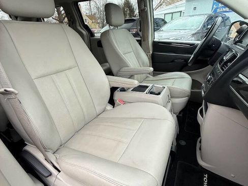 Used 2013 Chrysler Town & Country Touring image 13