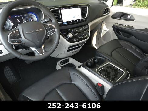 Used 2024 Chrysler Pacifica Touring-L FWD image 14