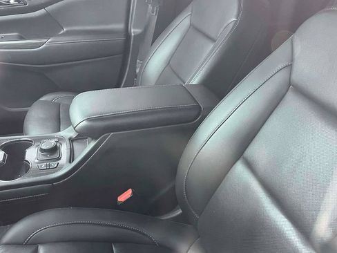 Used 2021 GMC Acadia SLT w/ Technology Package AWD/4WD image 5