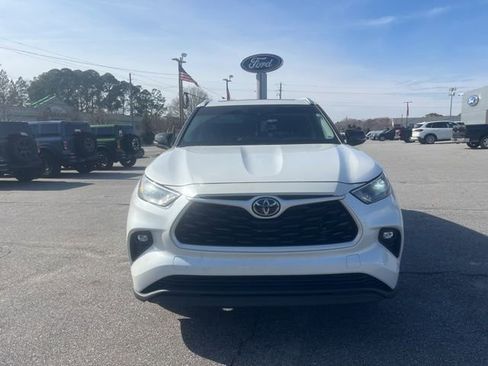 Used 2023 Toyota Highlander XLE image 2