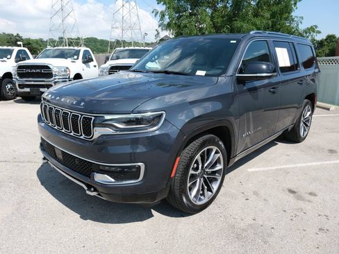 Used 2025 Jeep Wagoneer Series III w/ Premium Group I AWD/4WD image 9
