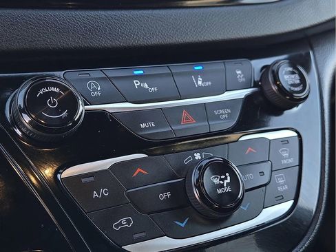 Used 2025 Chrysler Pacifica Select image 15