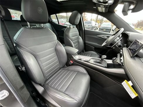 Used 2024 Alfa Romeo Tonale Veloce w/ Premium Interior Package image 25